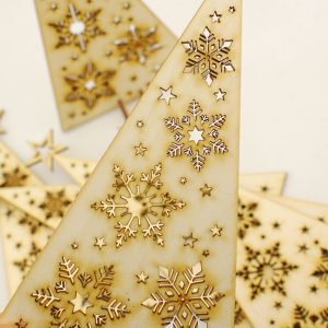 Choinka ze śnieżynkami - świąteczne ozdoby i bożonarodzeniowe dekoracje