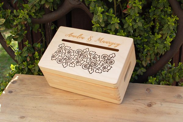 Pudełko na koperty – małe, drewniane, otwierane, z ozdobnym grawerem