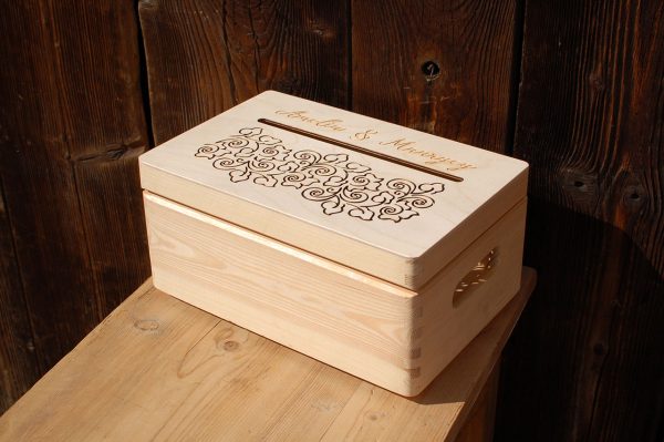 Pudełko na koperty – małe, drewniane, otwierane, z ozdobnym grawerem