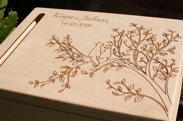Skrzynka na koperty – duża, drewniana, otwierana, z ozdobnym grawerem