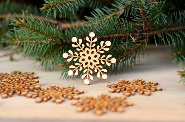 Śnieżynki jako ozdoba choinki - zimowe, świąteczne dekoracje